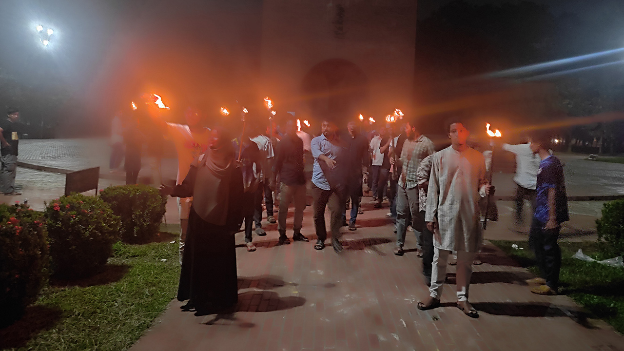 জাহাঙ্গীরনগর বিশ্ববিদ্যালয়ে রাষ্ট্রপতির পদত্যাগের দাবিতে মশাল মিছিল